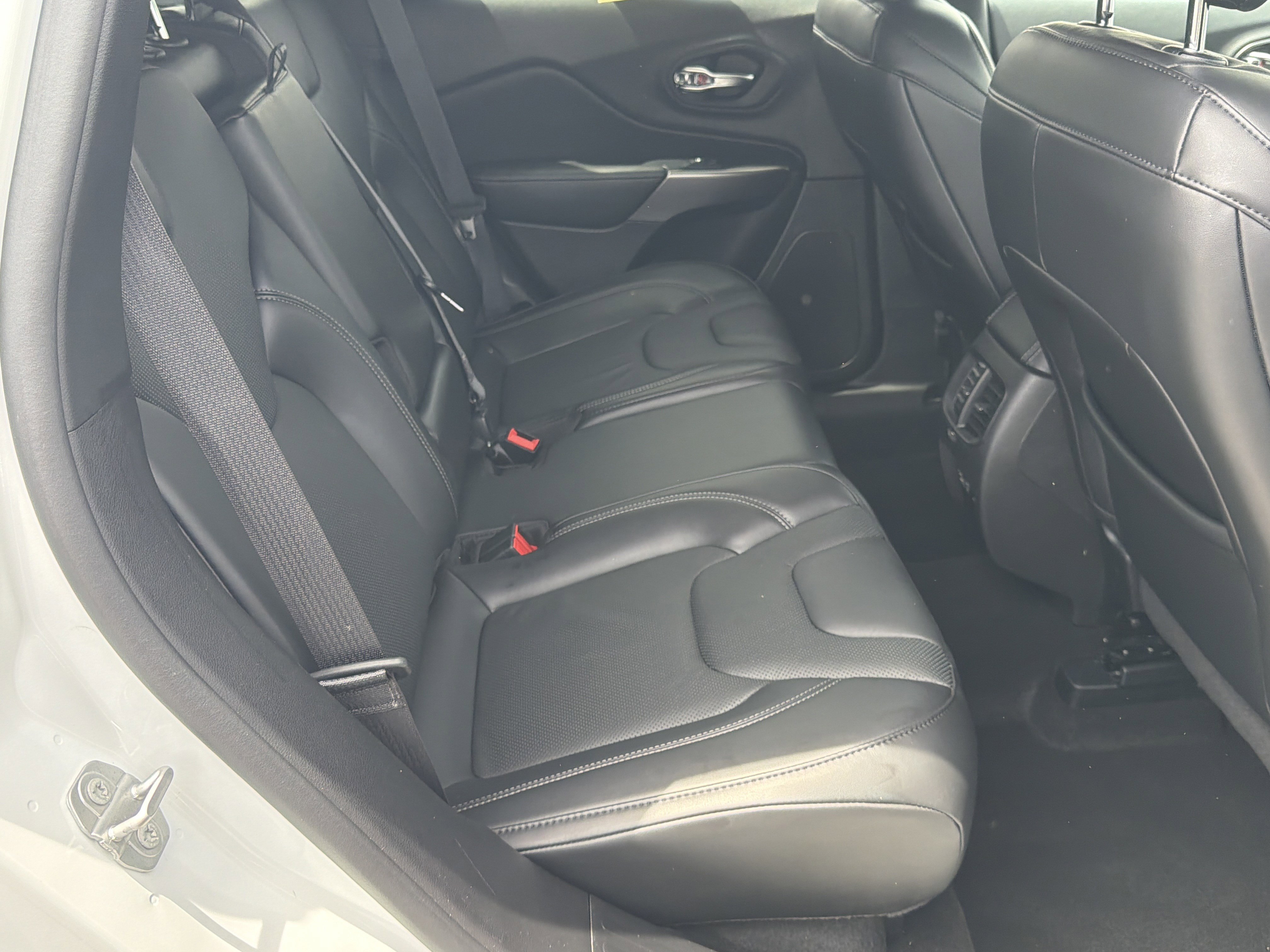 Used 2021 Jeep Cherokee Latitude Lux w/ Comfort/Convenience Group AWD/4WD image 18