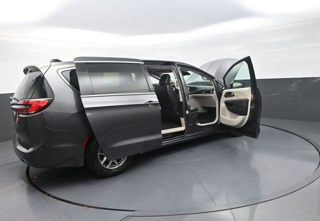 Used 2023 Chrysler Pacifica Touring-L image 46