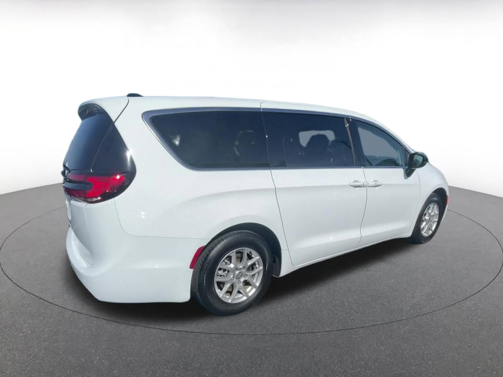 Used 2024 Chrysler Pacifica Touring-L image 15