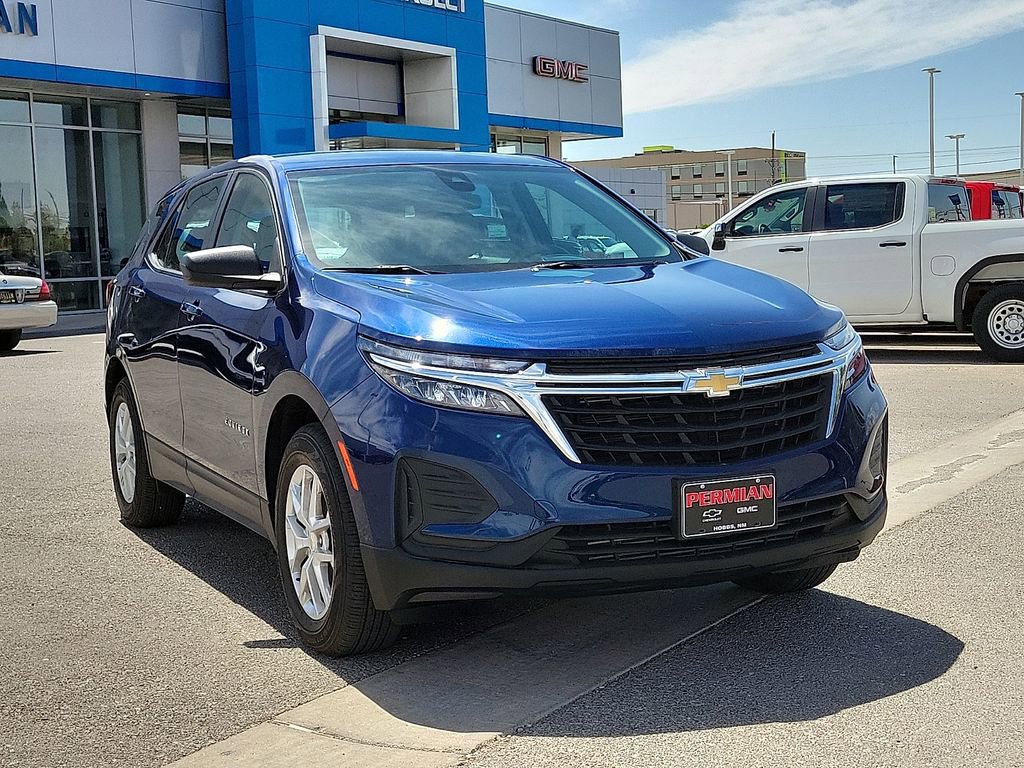 Used 2022 Chevrolet Equinox LS image 2