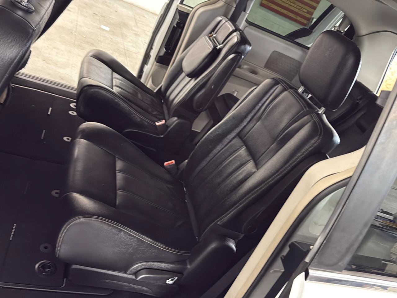 Used 2015 Chrysler Town & Country Touring FWD image 31
