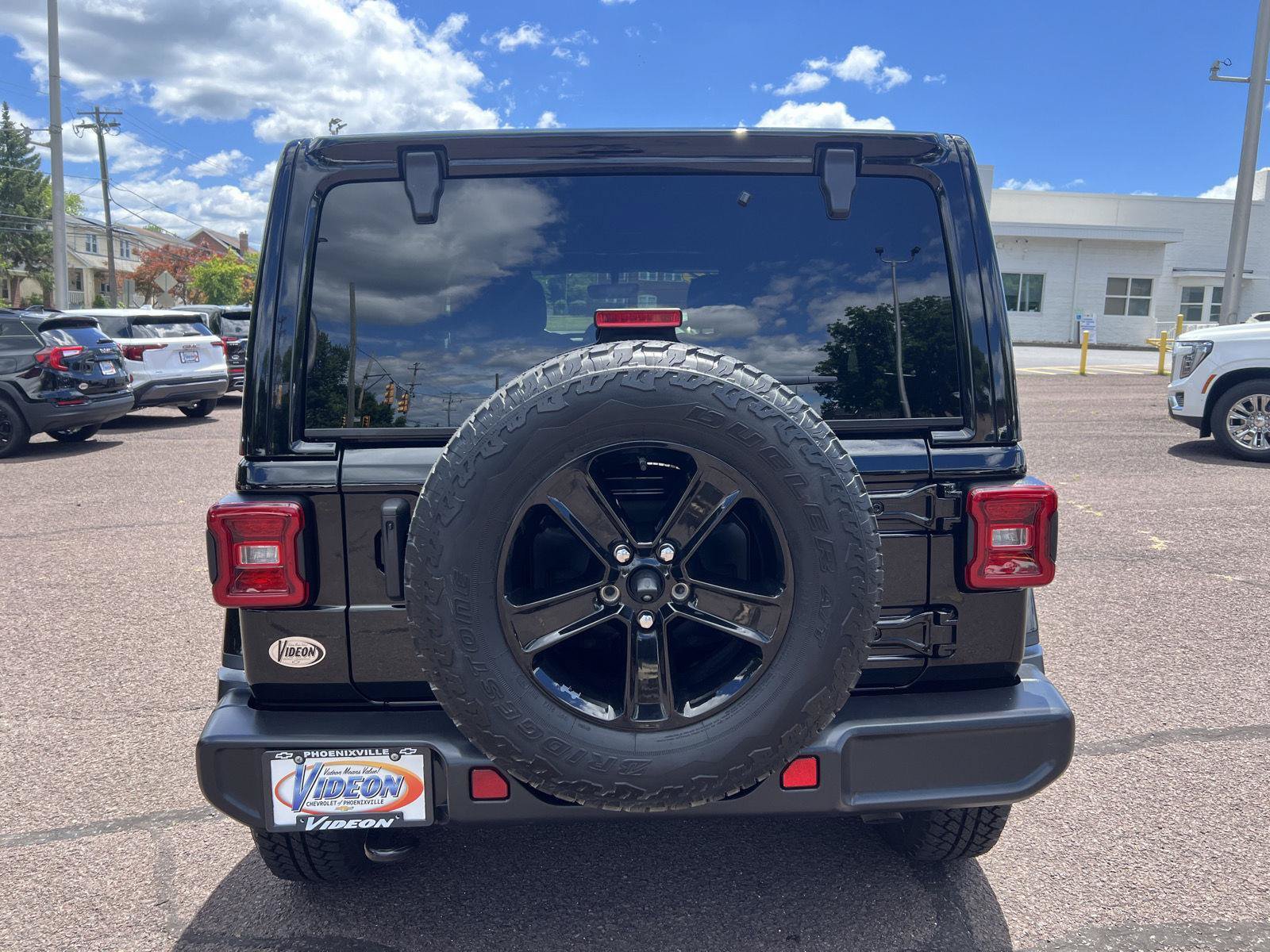 Used 2022 Jeep Wrangler Unlimited Sahara AWD/4WD image 6