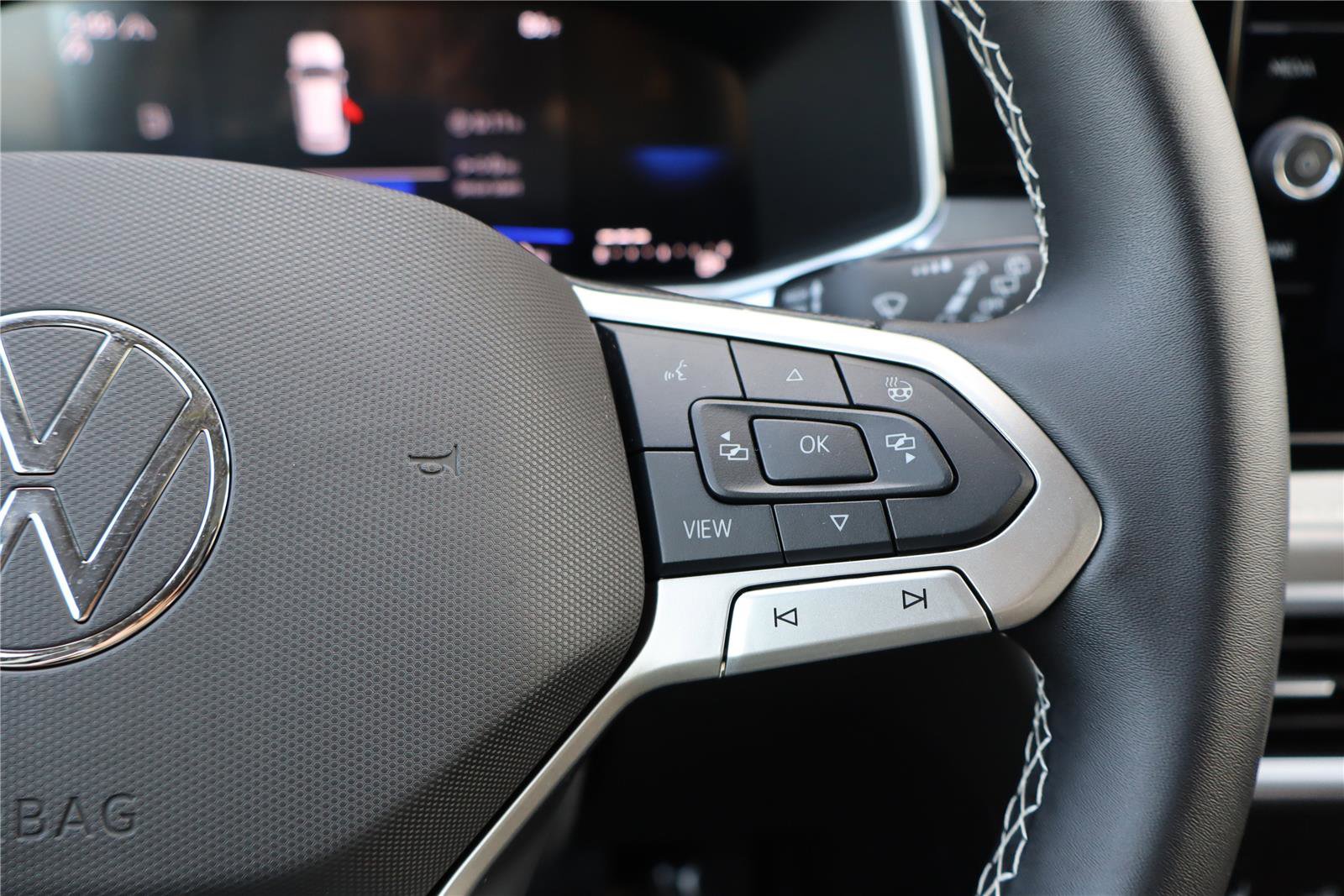 Certified 2025 Volkswagen Taos SE w/ Panoramic Sunroof Package image 17