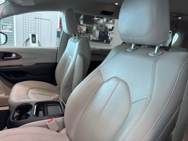 Used 2019 Chrysler Pacifica Touring-L image 15