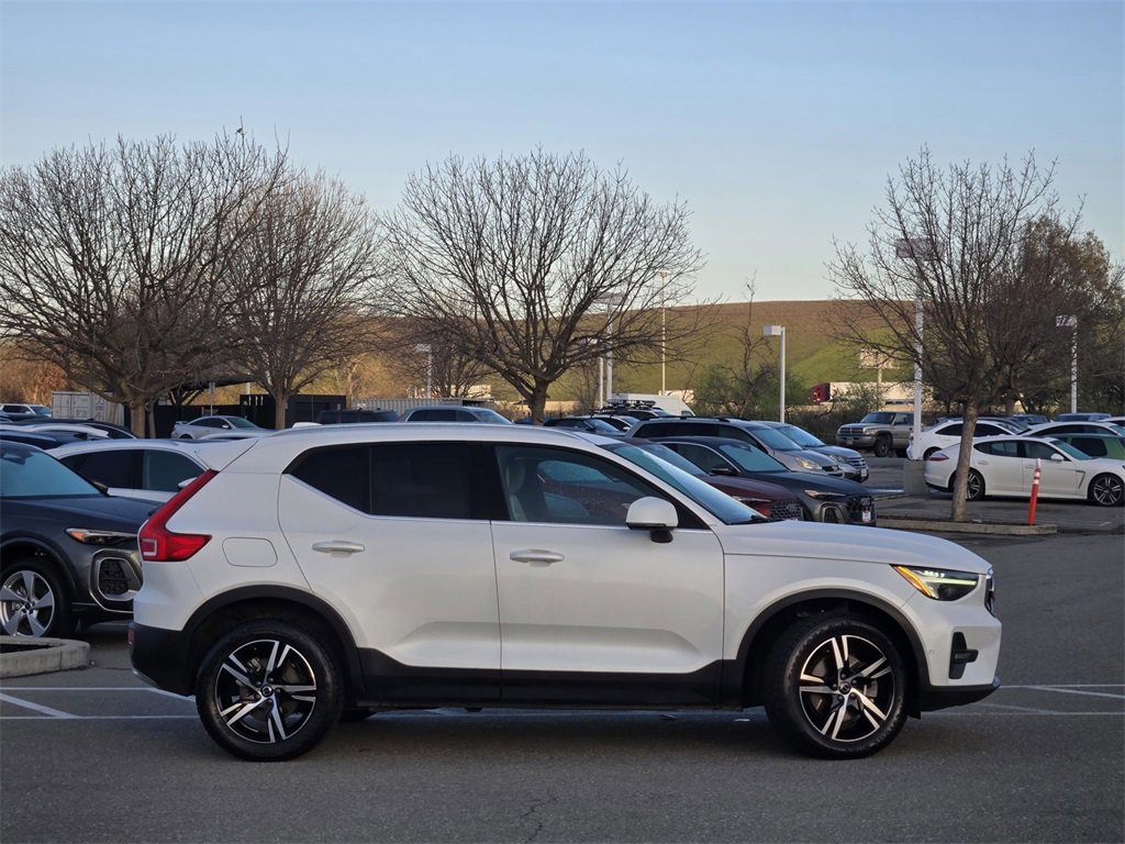 Used 2023 Volvo XC40 B5 Plus image 3