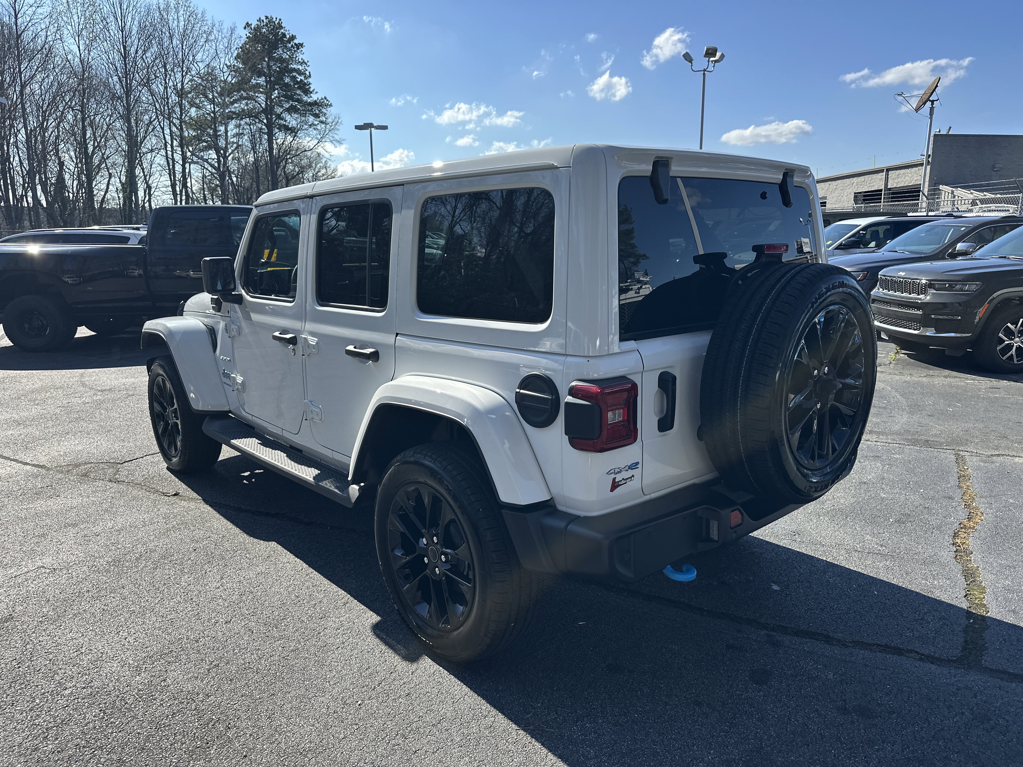 Used 2024 Jeep Wrangler Sahara w/ Technology Group image 7