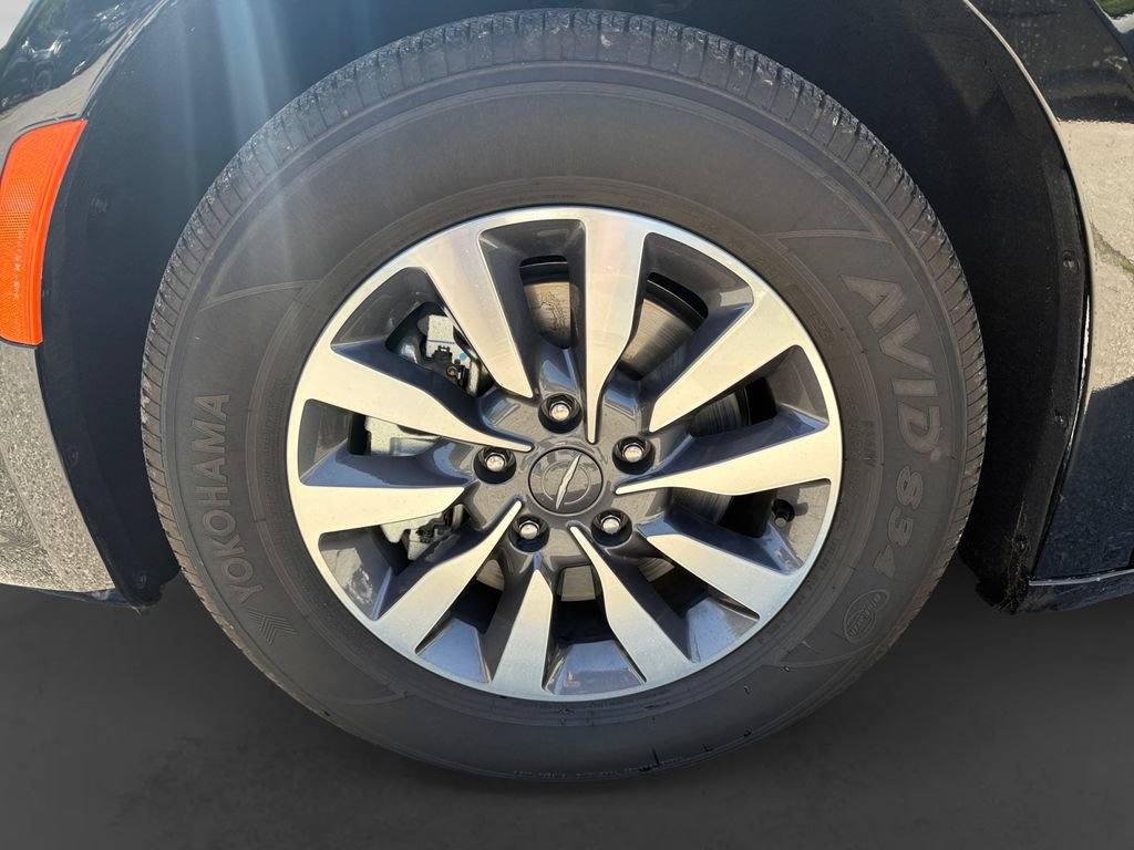 Used 2025 Chrysler Pacifica Select FWD image 9