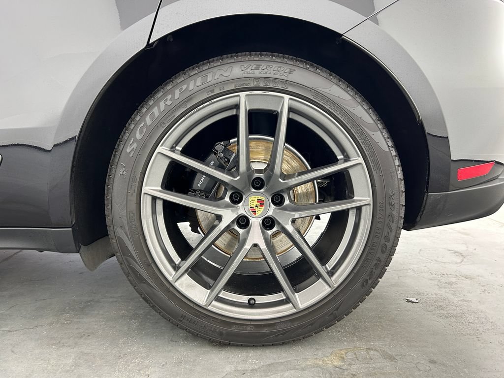 Certified 2025 Porsche Macan AWD/4WD image 11