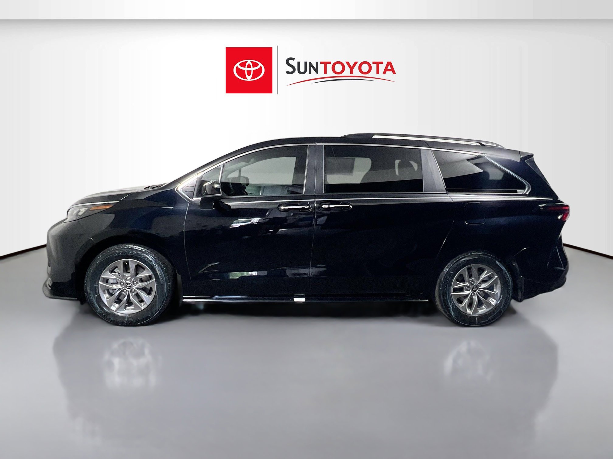 Used 2025 Toyota Sienna XLE image 7