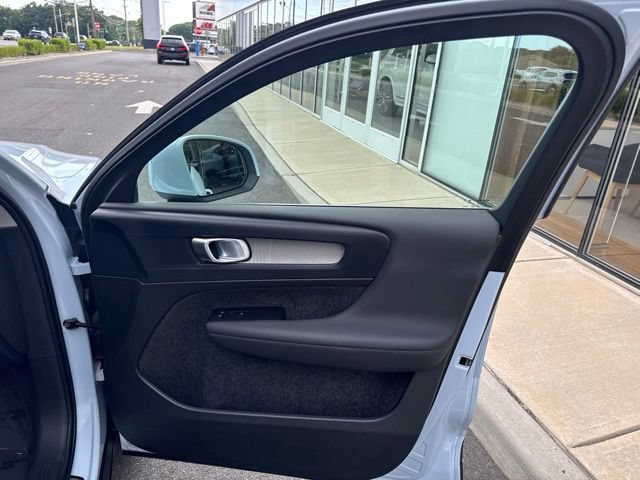 Certified 2025 Volvo XC40 B5 Core AWD/4WD image 14