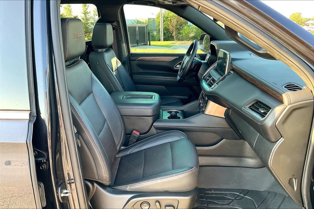 Used 2024 Chevrolet Suburban High Country RWD image 16