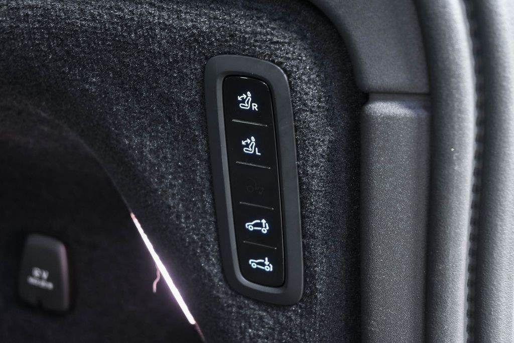 Certified 2025 Volvo EX90 Ultra AWD/4WD image 33