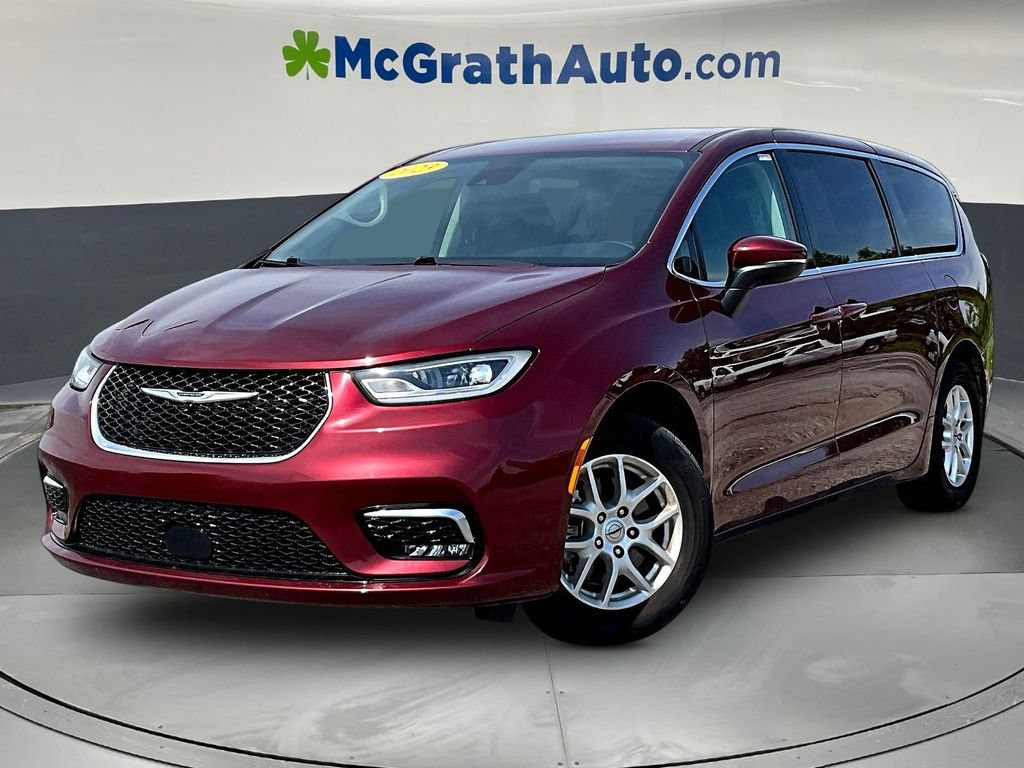 Used 2023 Chrysler Pacifica Touring-L FWD image 3