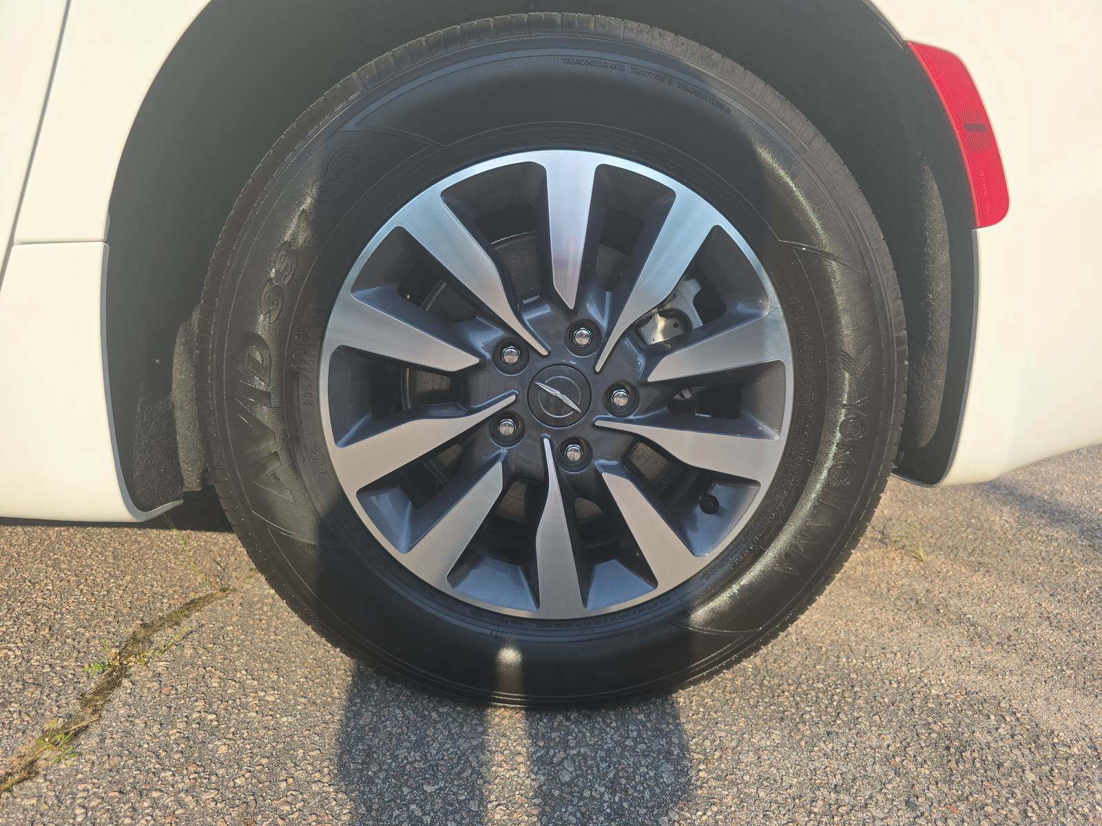 Used 2024 Chrysler Pacifica Limited FWD image 35