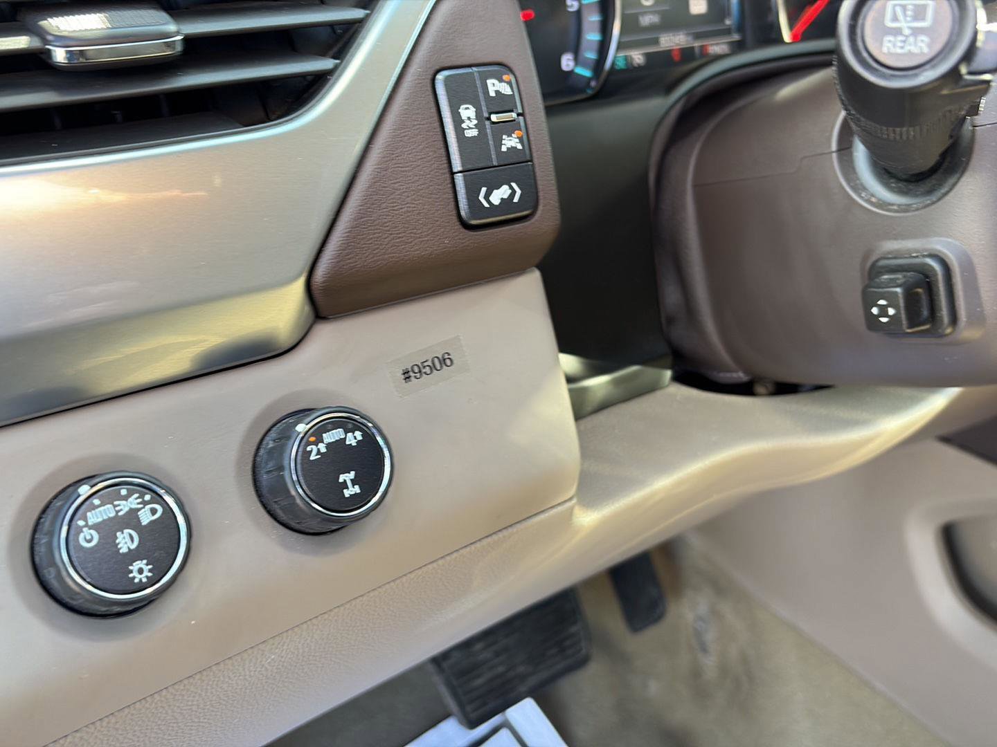 Used 2018 Chevrolet Suburban LT w/ Luxury Package image 19