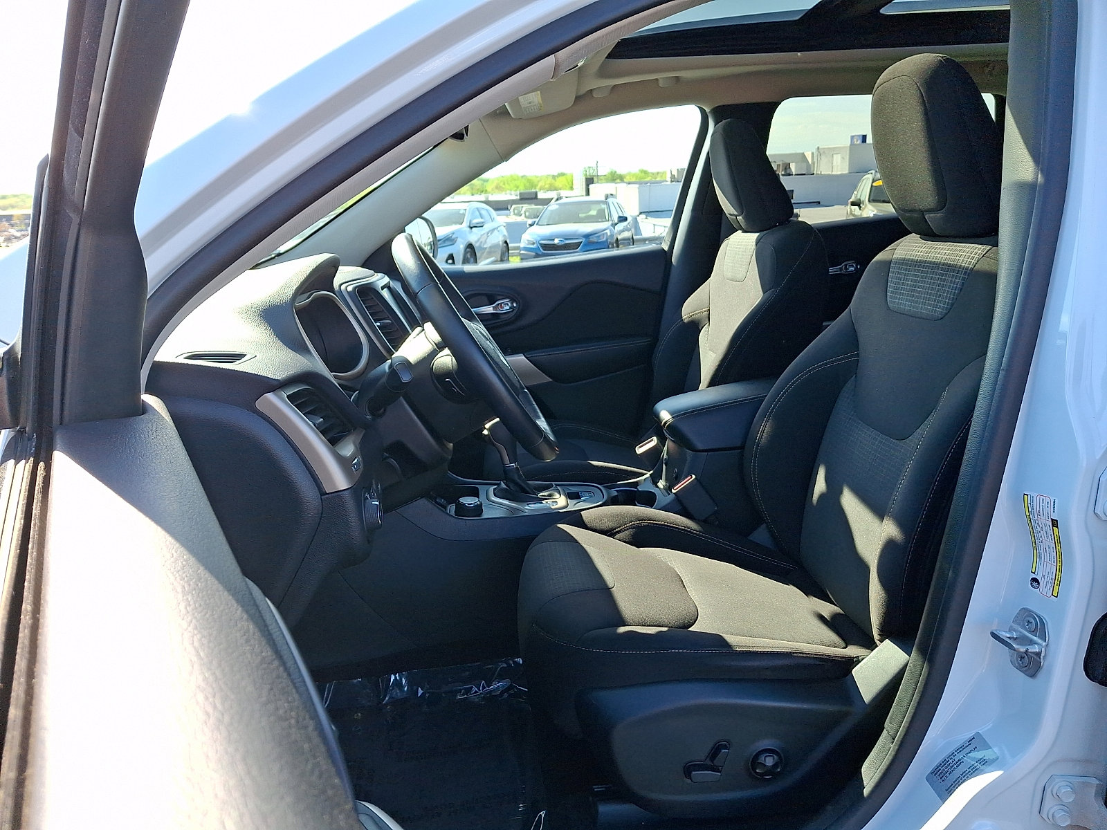Used 2017 Jeep Cherokee Latitude w/ Comfort/Convenience Group image 13
