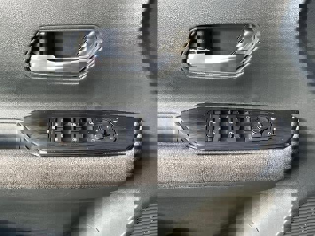 Used 2025 Nissan Kicks SV w/ Illumination Package image 16