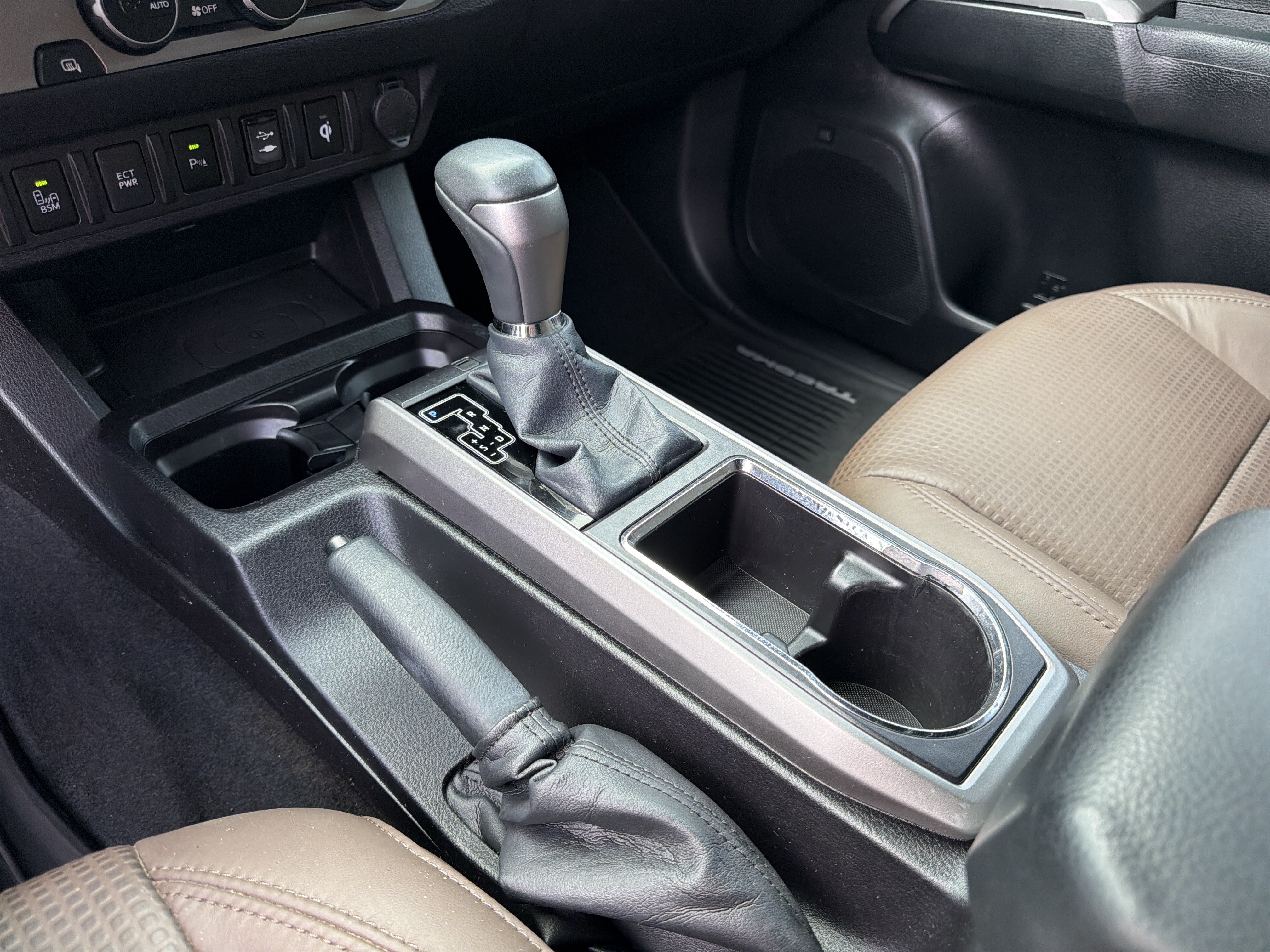 Used 2016 Toyota Tacoma Limited w/ Towing Package RWD image 31