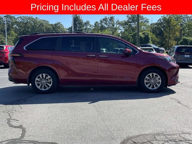 Used 2025 Toyota Sienna XLE FWD image 6