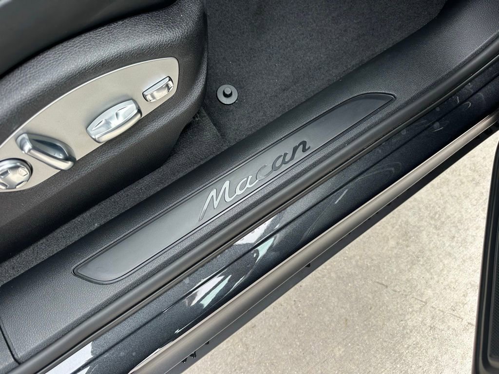 Certified 2025 Porsche Macan image 39