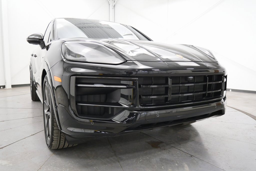 Used 2025 Porsche Cayenne GTS image 41