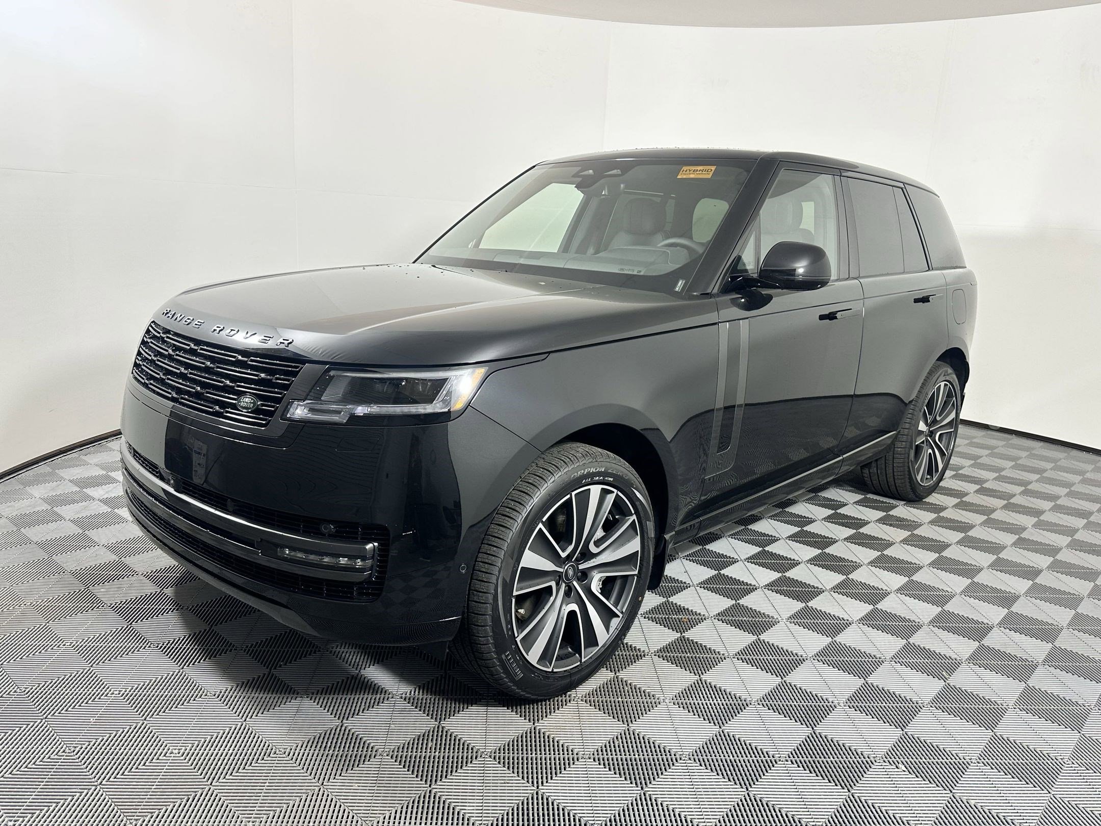 New 2025 Land Rover Range Rover SE