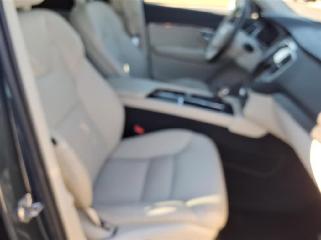 Used 2020 Volvo XC90 T6 Momentum w/ Protection Package Premier image 18