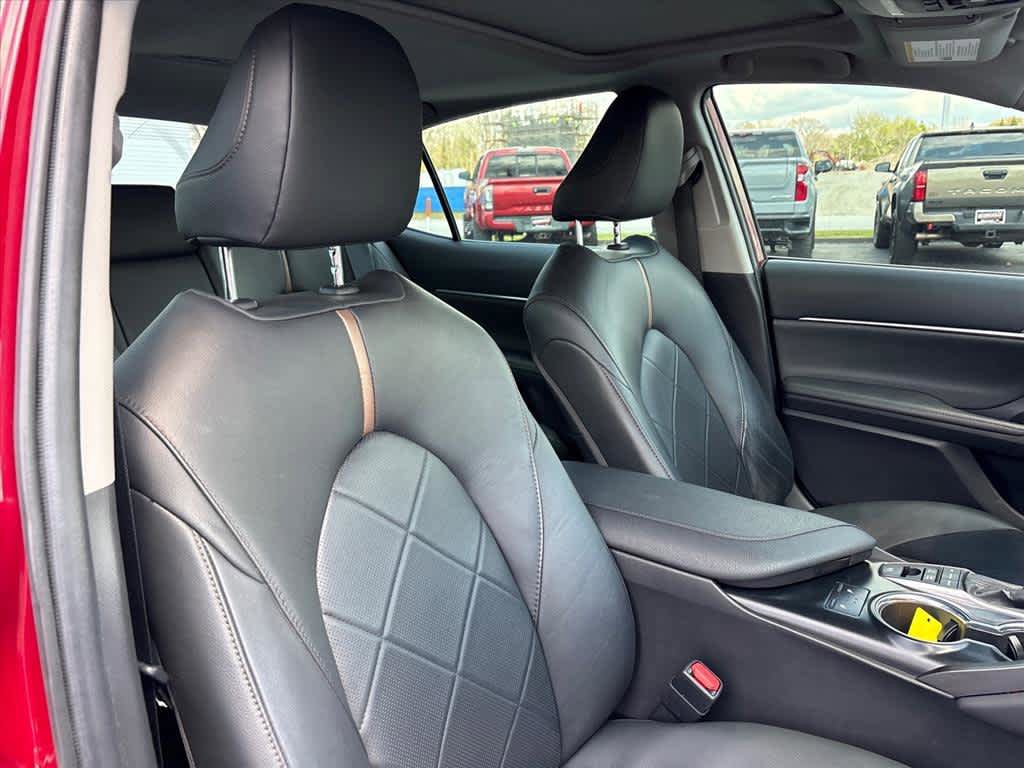 Used 2019 Toyota Camry XLE w/ Sunroof Package FWD image 5