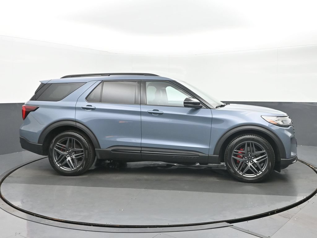 Used 2025 Ford Explorer ST AWD/4WD image 2