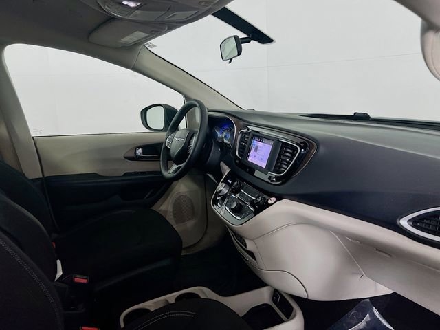 Used 2022 Chrysler Voyager LX image 9