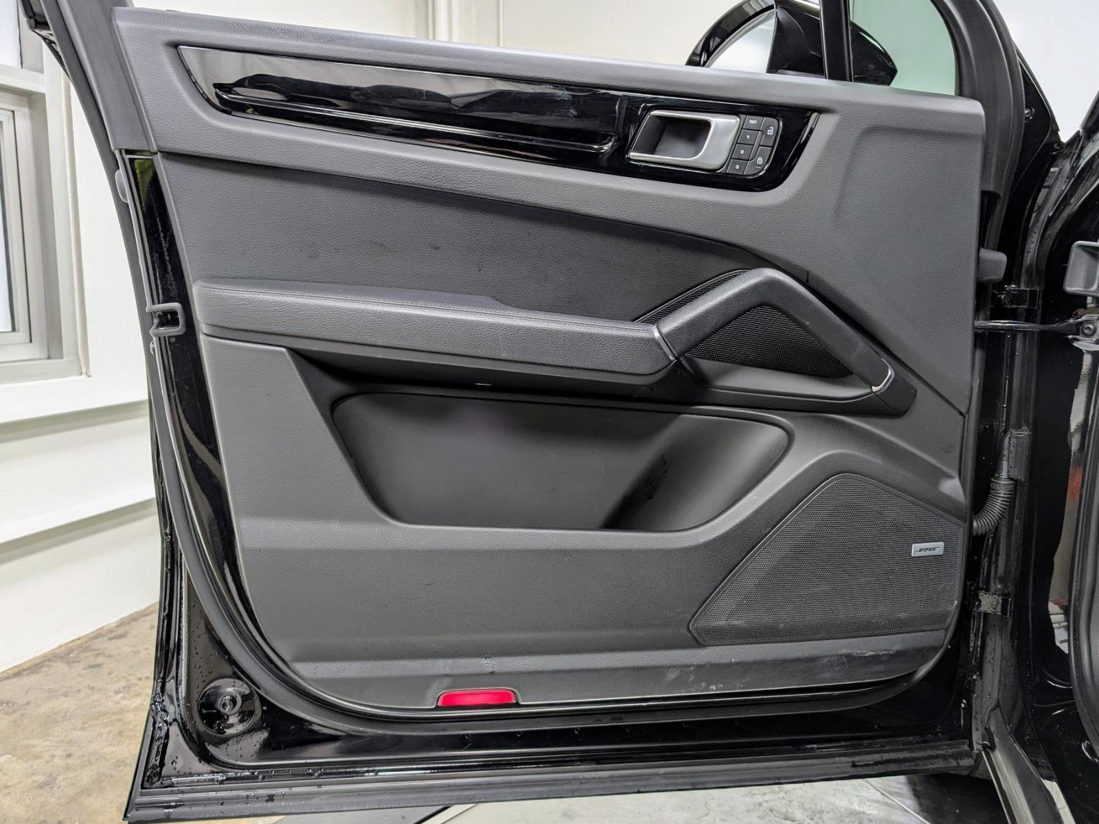 Used 2022 Porsche Cayenne Platinum Edition w/ Premium Package image 13