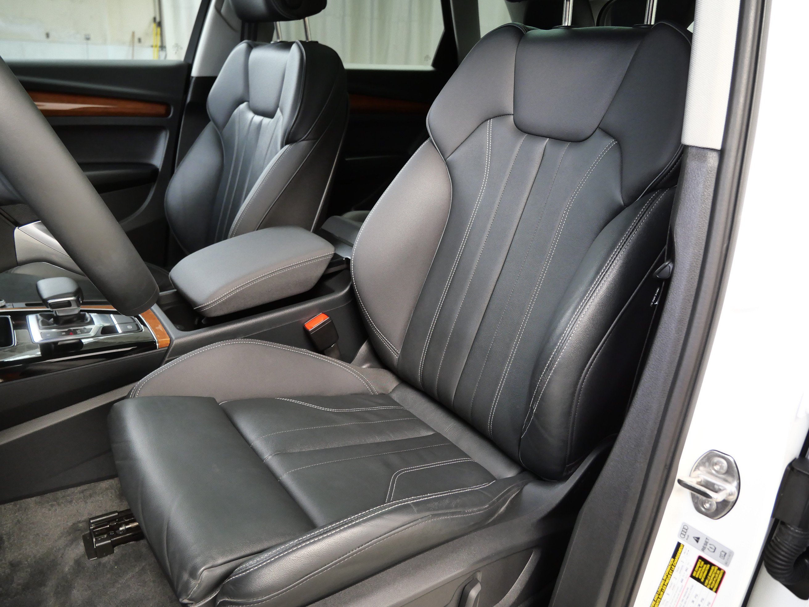 Used 2023 Audi Q5 e Premium w/ Convenience Package AWD/4WD image 3