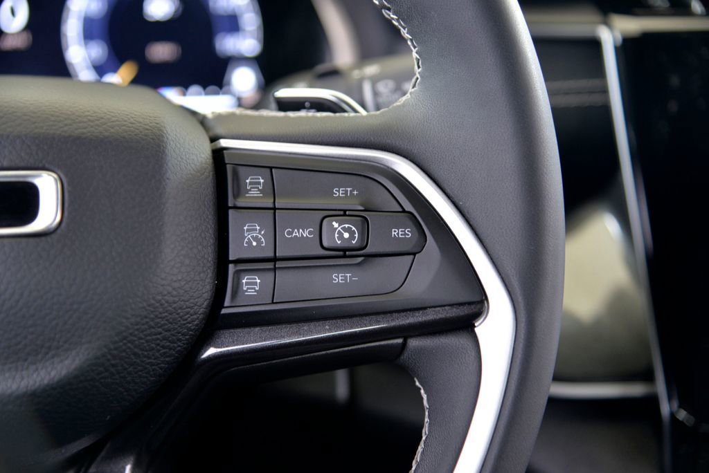 Used 2023 Jeep Grand Cherokee Altitude AWD/4WD image 23