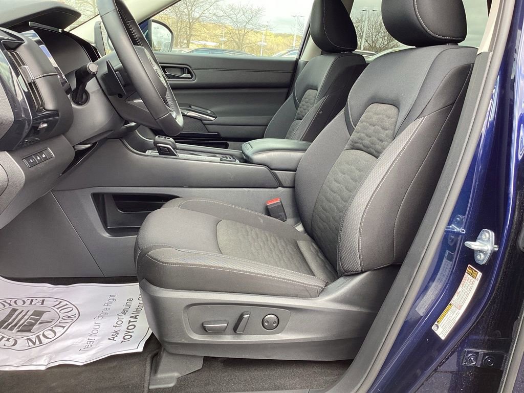 Used 2025 Nissan Pathfinder SV AWD/4WD image 15