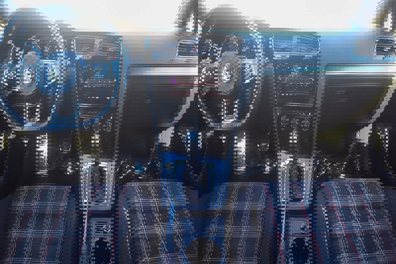 Used 2018 Volkswagen GTI SE image 25