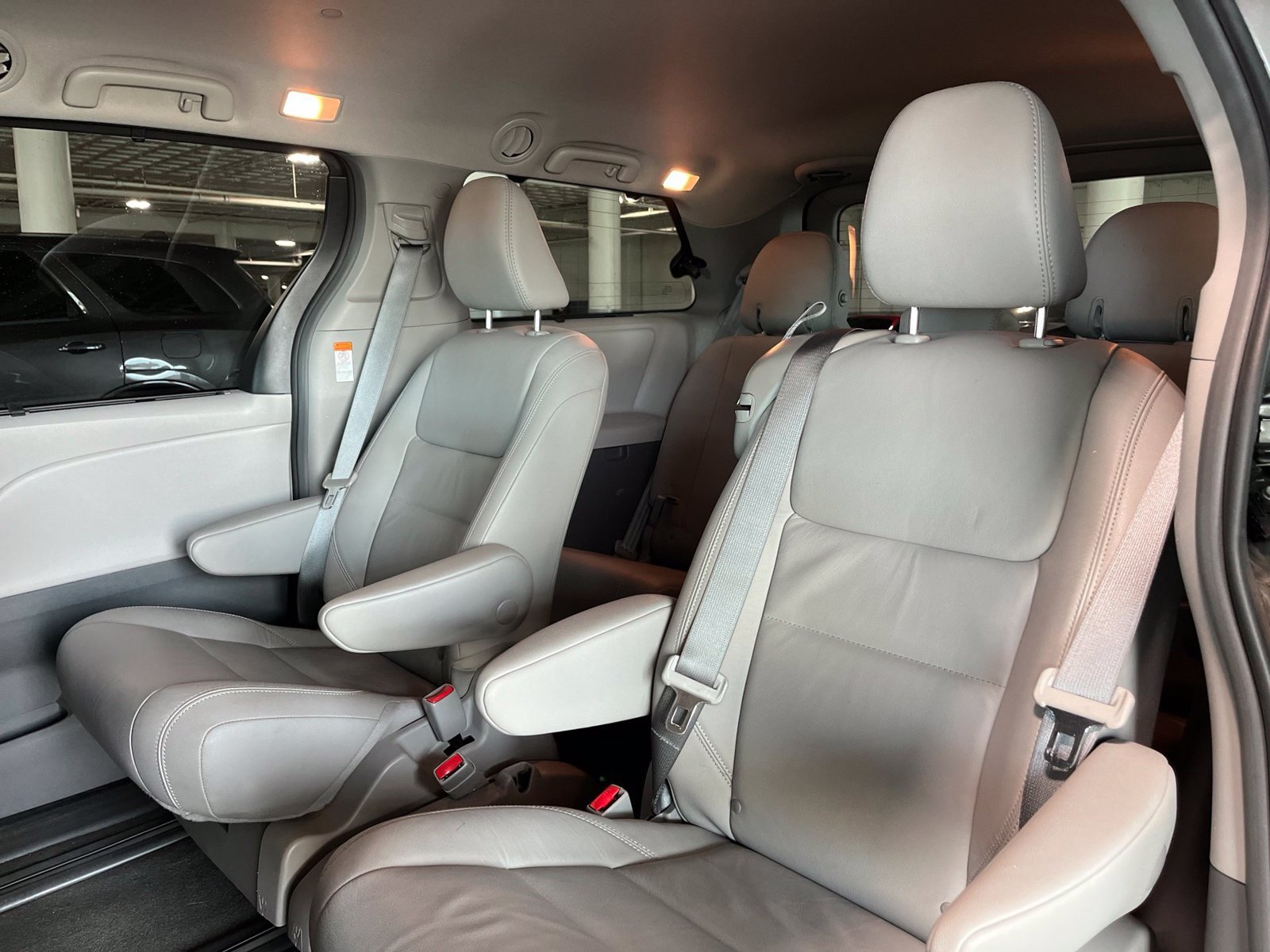 Used 2019 Toyota Sienna XLE w/ XLE Navigation Package FWD image 37