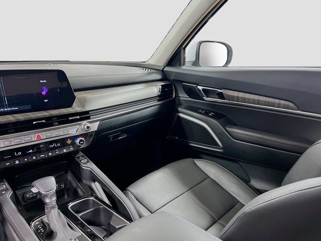 Certified 2025 Kia Telluride EX w/ EX Captain's Chair Package FWD image 25