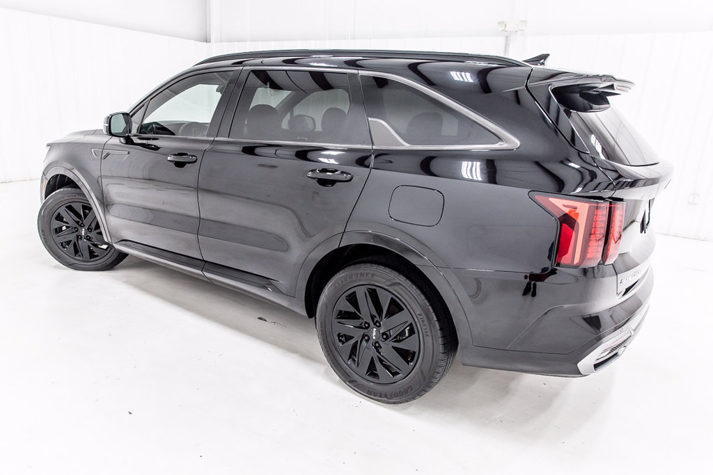 Used 2023 Kia Sorento EX w/ Panoramic Sunroof Package FWD image 4