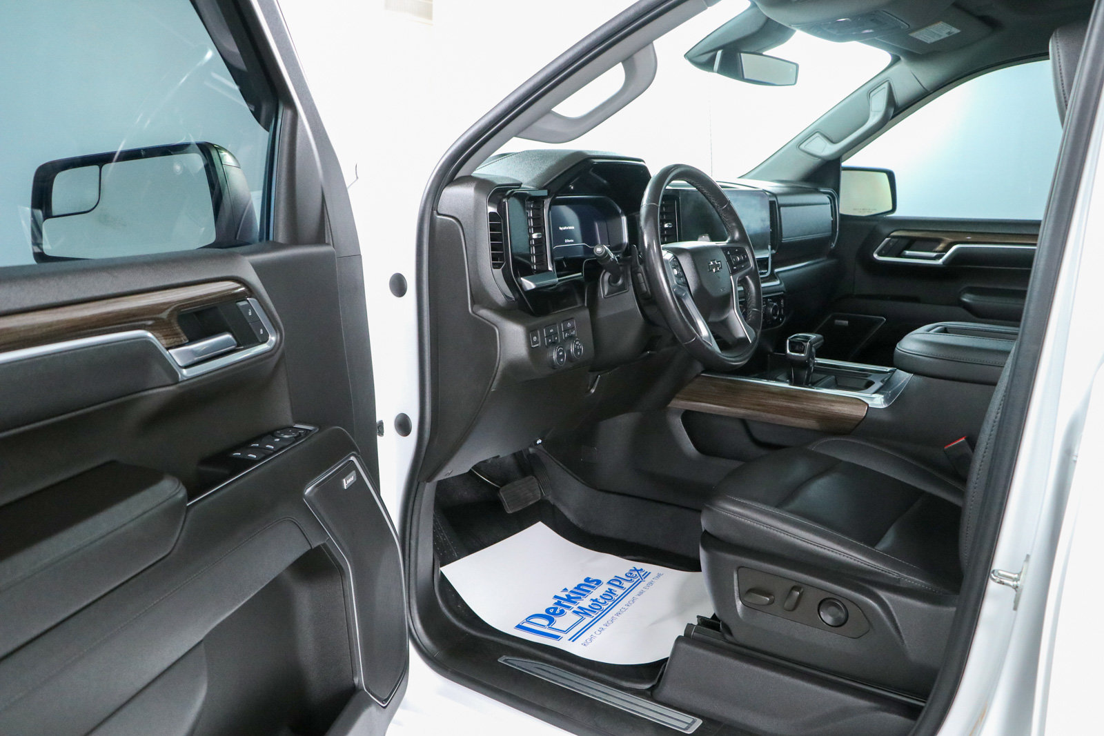 Used 2022 Chevrolet Silverado 1500 RST w/ Redline Edition AWD/4WD image 4