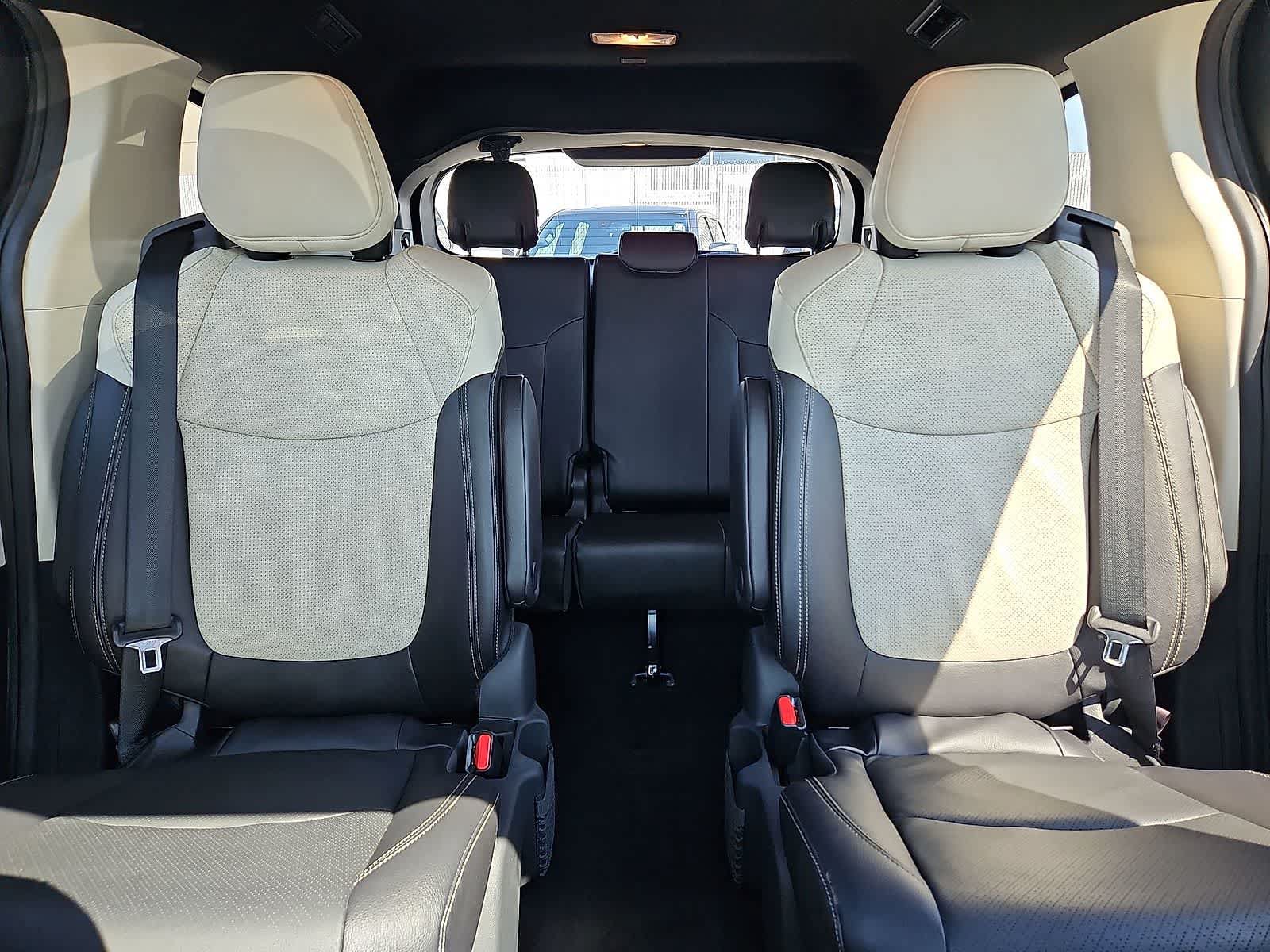 Used 2025 Toyota Sienna Platinum AWD/4WD image 14