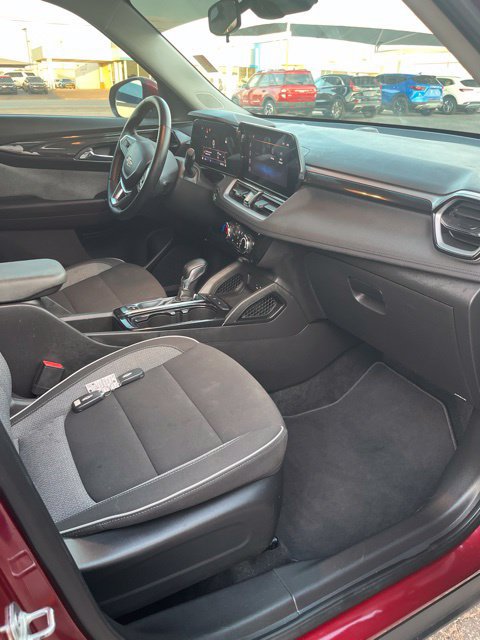 Used 2025 Chevrolet TrailBlazer LT w/ LT Cold Weather Package FWD image 10