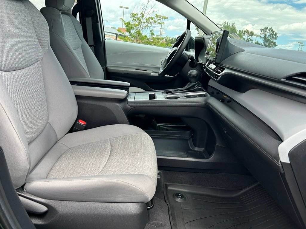 Used 2025 Toyota Sienna LE FWD image 31