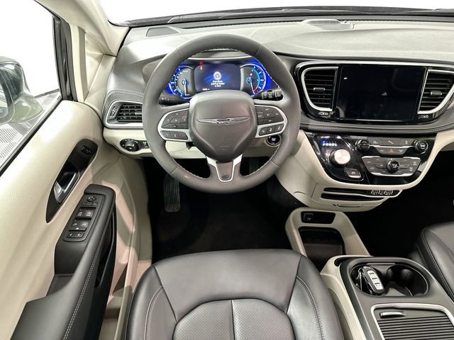 Used 2024 Chrysler Pacifica Select image 11