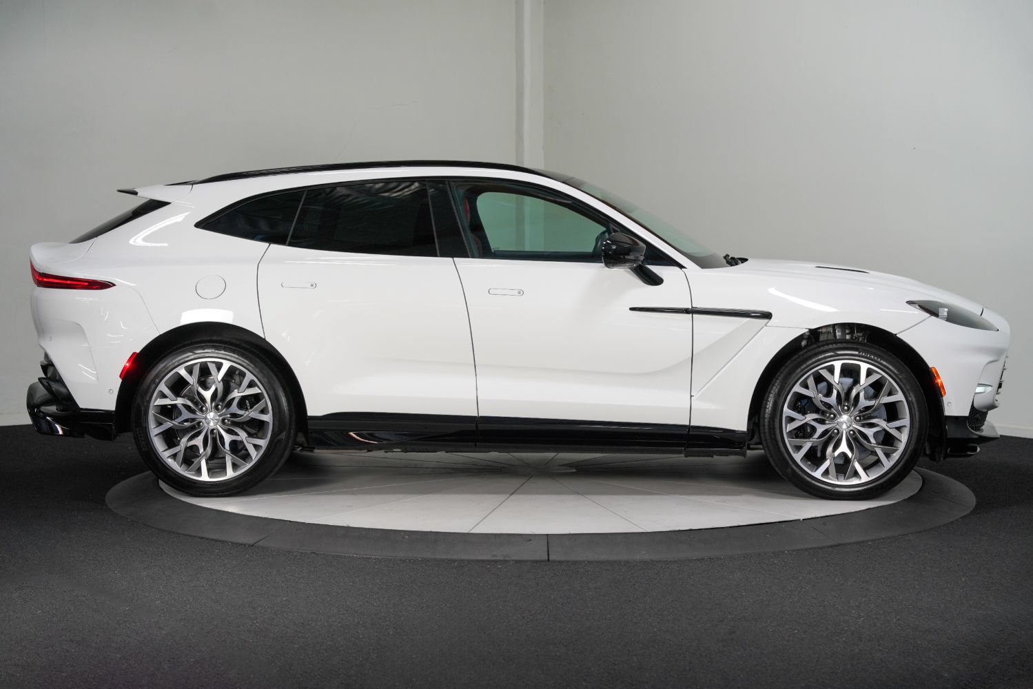 Used 2023 Aston Martin DBX 707 AWD/4WD image 9