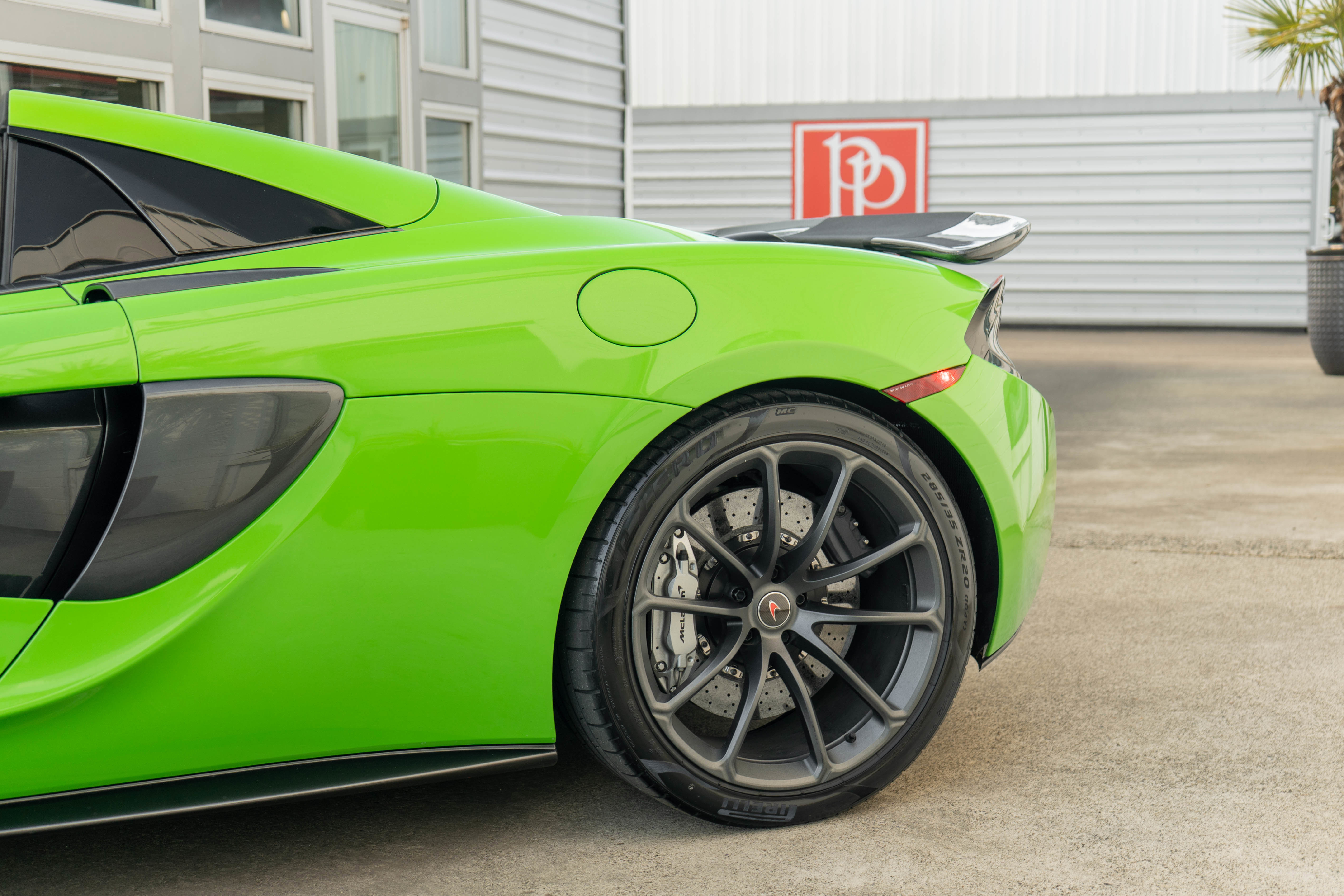 Used 2018 McLaren 570S Spider RWD image 5