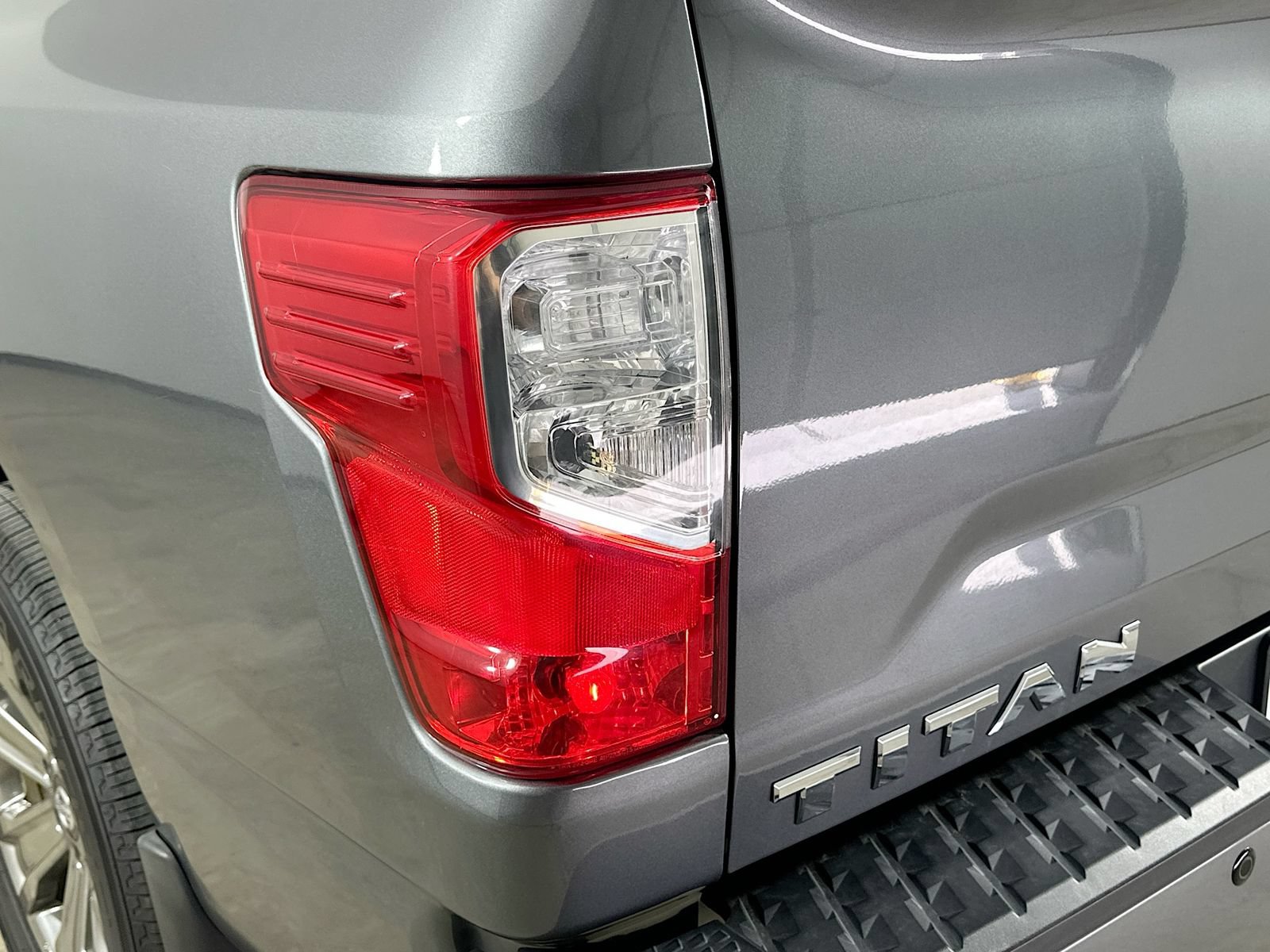 Used 2019 Nissan Titan SV w/ SV Convenience Package AWD/4WD image 12