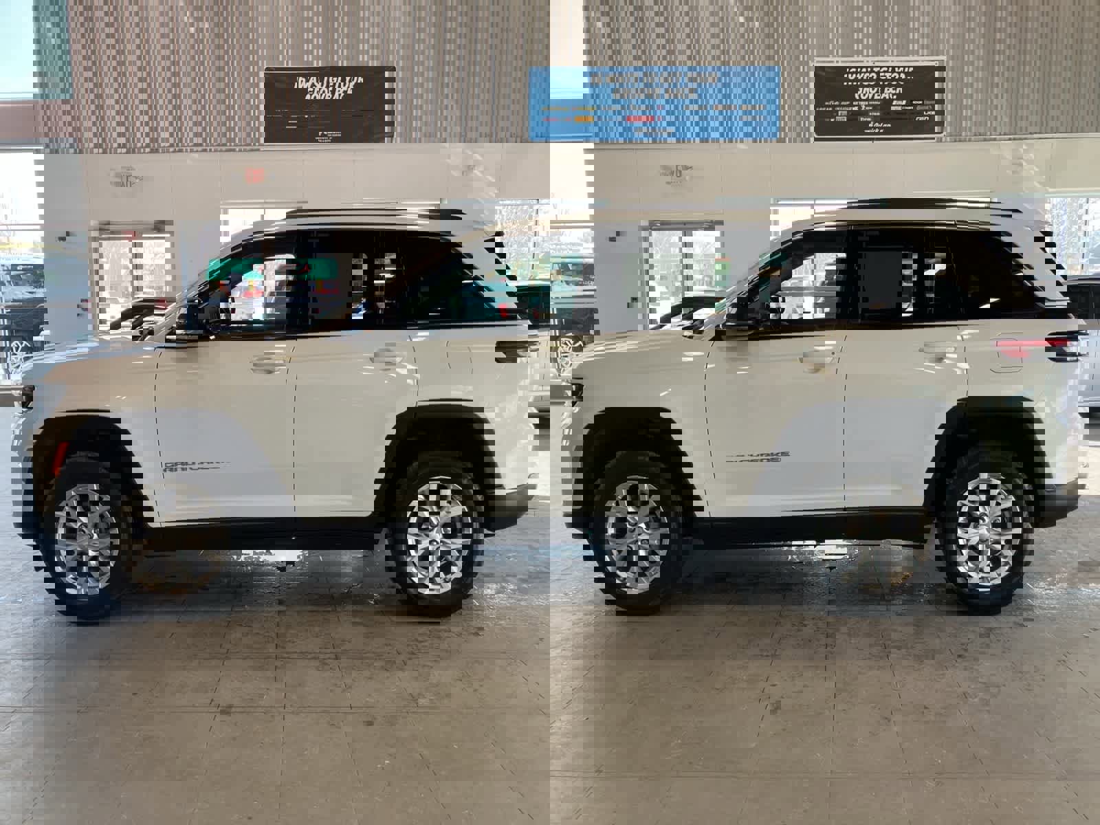 Used 2023 Jeep Grand Cherokee Limited image 8