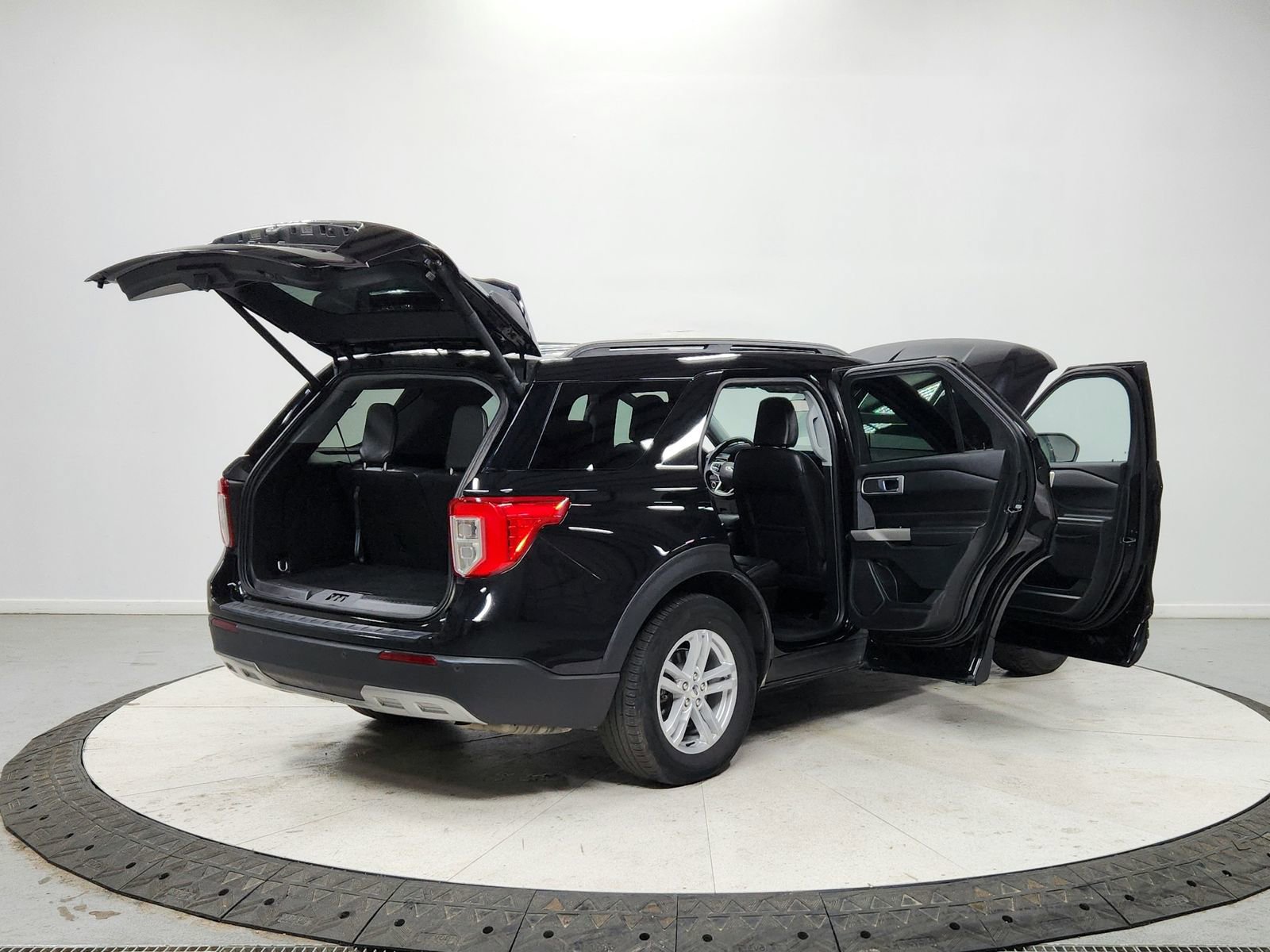 Used 2024 Ford Explorer XLT w/ Equipment Group 202A image 15