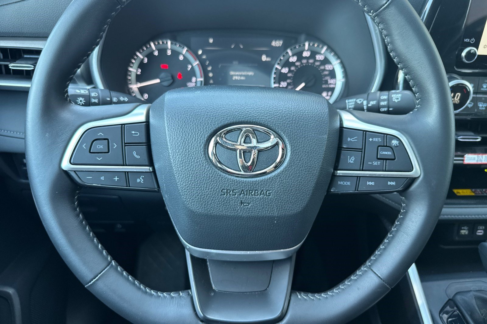 Used 2026 Toyota Highlander XLE AWD/4WD image 11