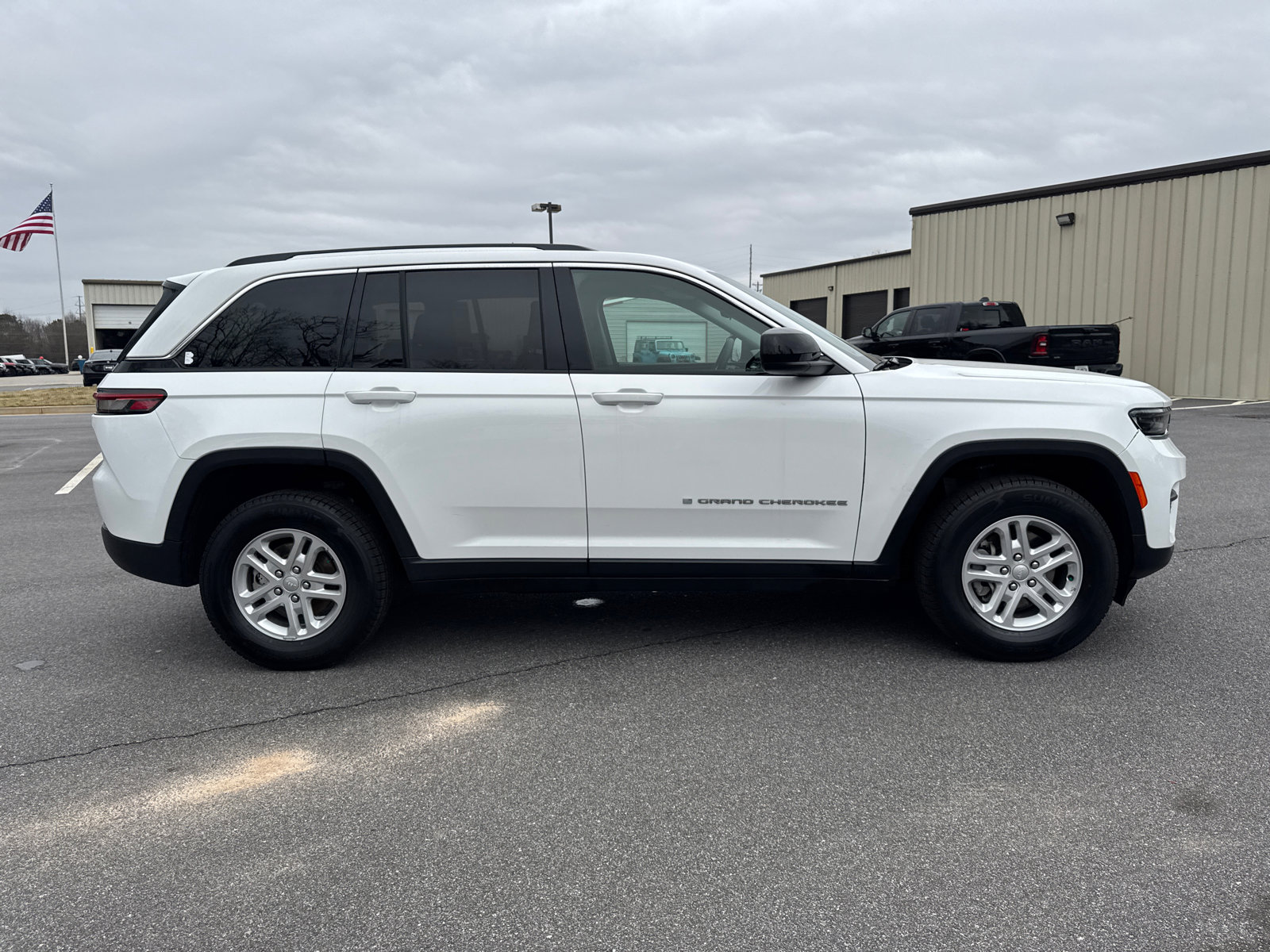 Used 2024 Jeep Grand Cherokee Laredo image 4